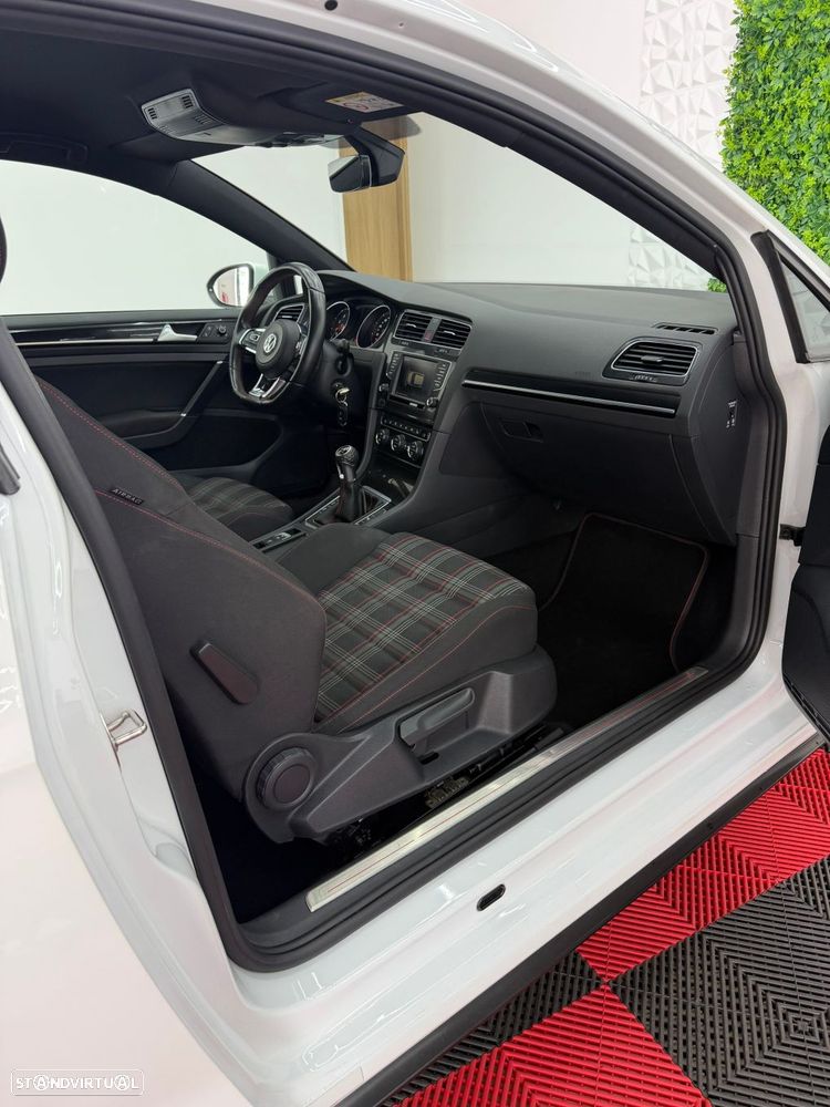 VW Golf GTI Performance BlueMotion - 12