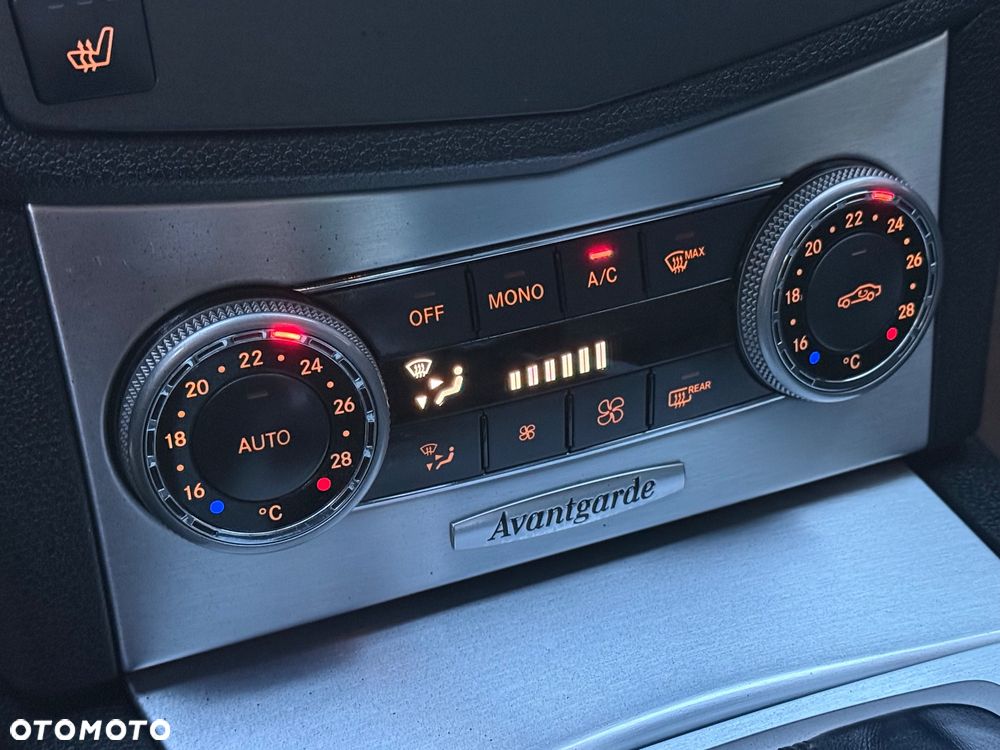Mercedes-Benz Klasa C 180 CGI Automatik BlueEFFICIENCY Avantgarde - 25
