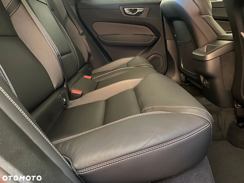 Volvo XC 60 B4 D AWD Plus Dark - 16