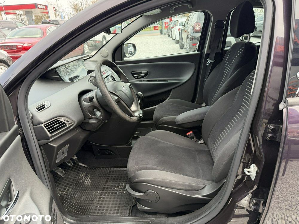 Lancia Ypsilon 0.9 Black&Red S&S - 12