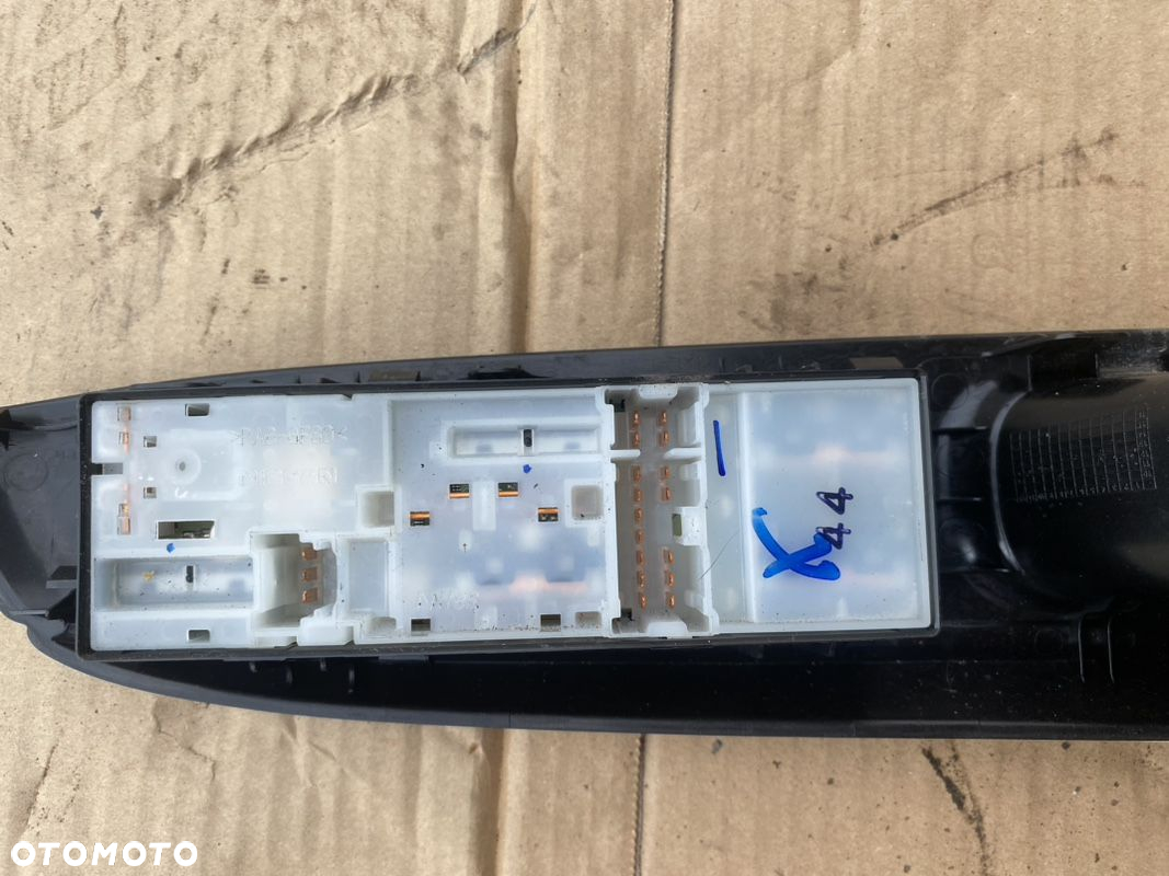 NISSAN NOTE E12 11- PANEL PRZEŁĄCZNIK SZYB LEWY PRZÓD - 2