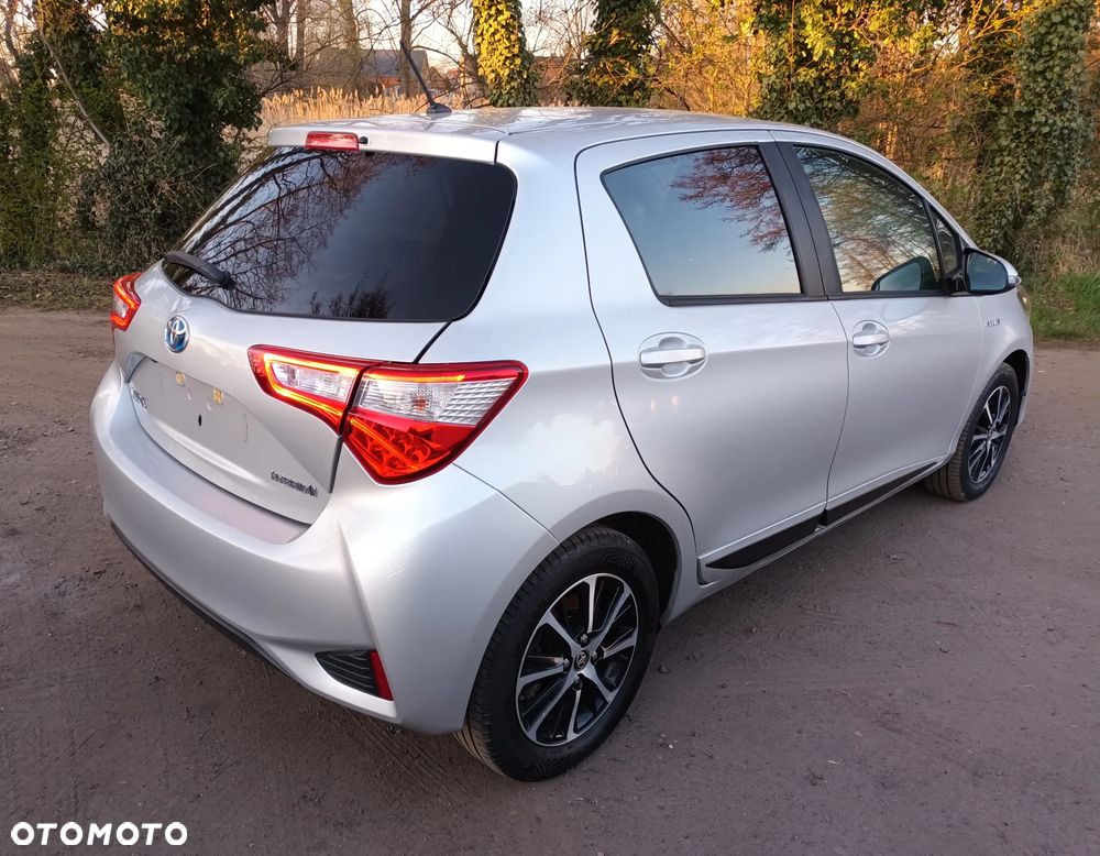 Toyota Yaris Hybrid 100 Active - 16