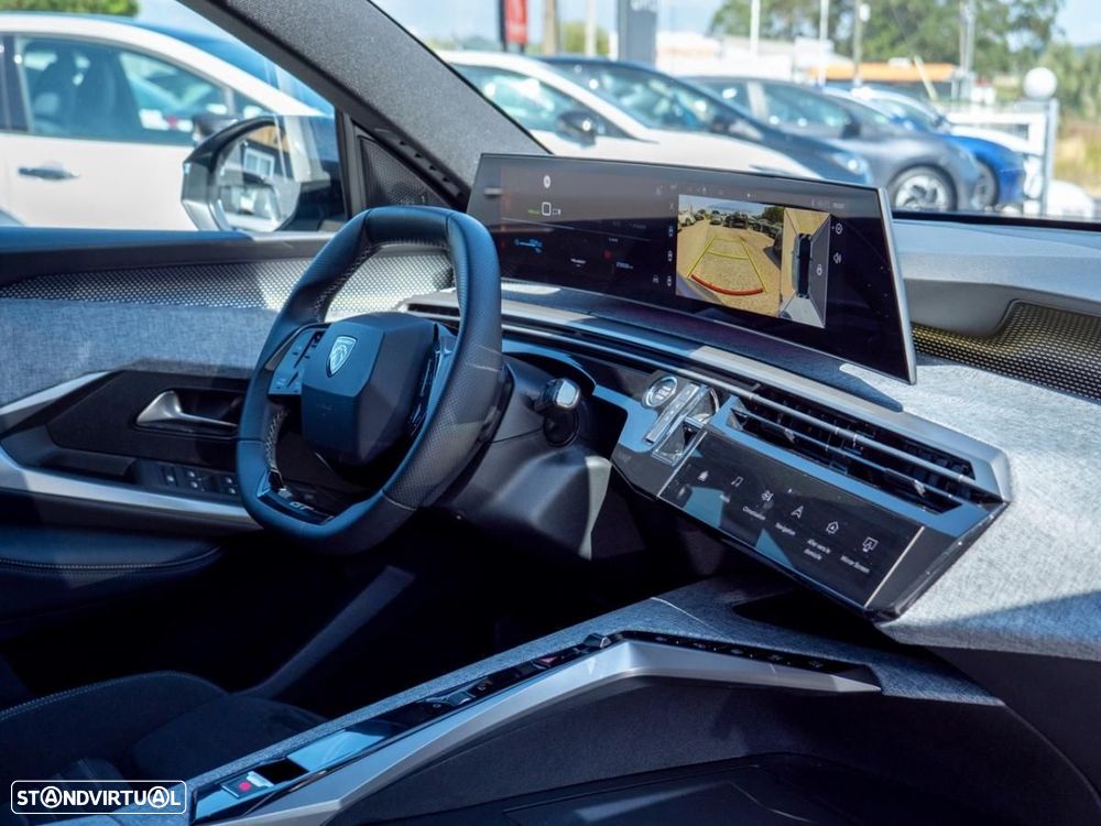 Peugeot e-3008 73 kWh GT — fotografia 18