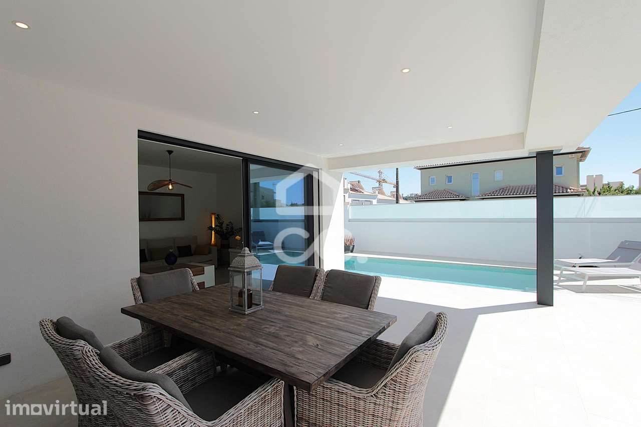 Moradia T3 contemporânea com piscina no centro de Armação de Pêra e a - Grande imagem: 3/60