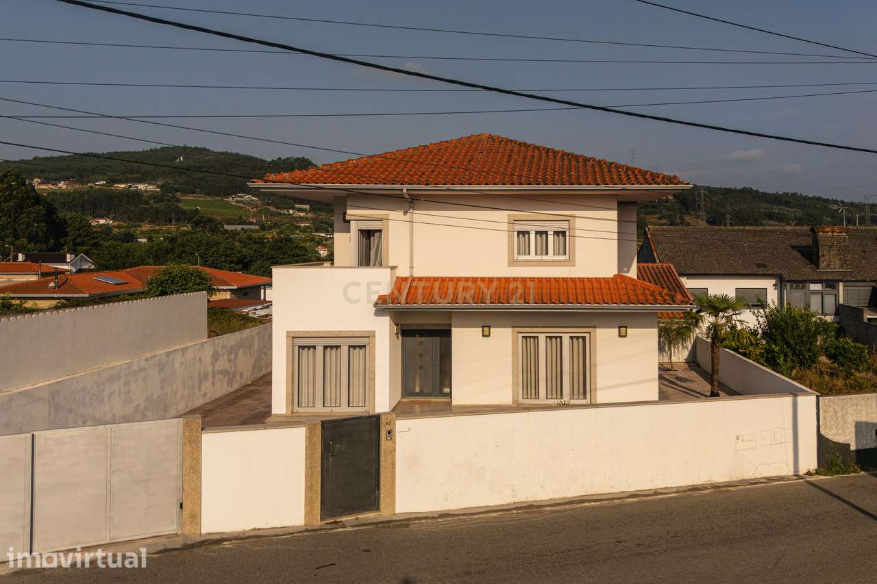 Moradia T4 de Quatro Frentes com Áreas Generosas no Coração de Guilhuf - Grande imagem: 4/50
