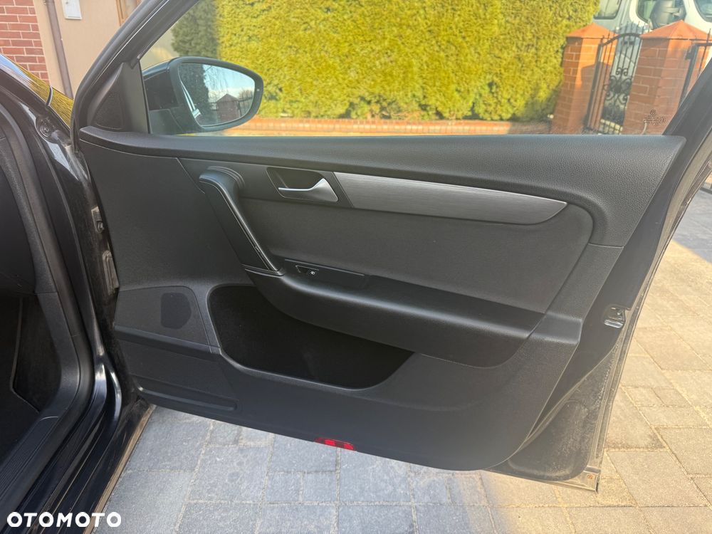 Volkswagen Passat - 33