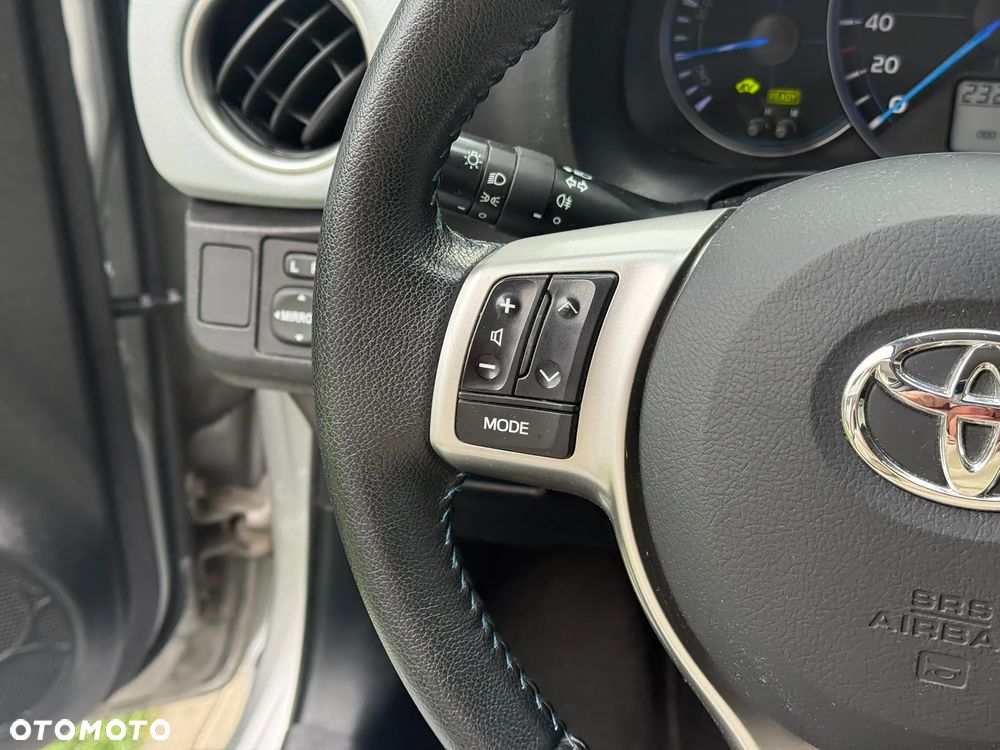 Toyota Yaris Hybrid 100 Premium - 21