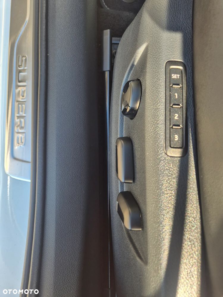 Skoda Superb 2.0 TDI Sportline - 16