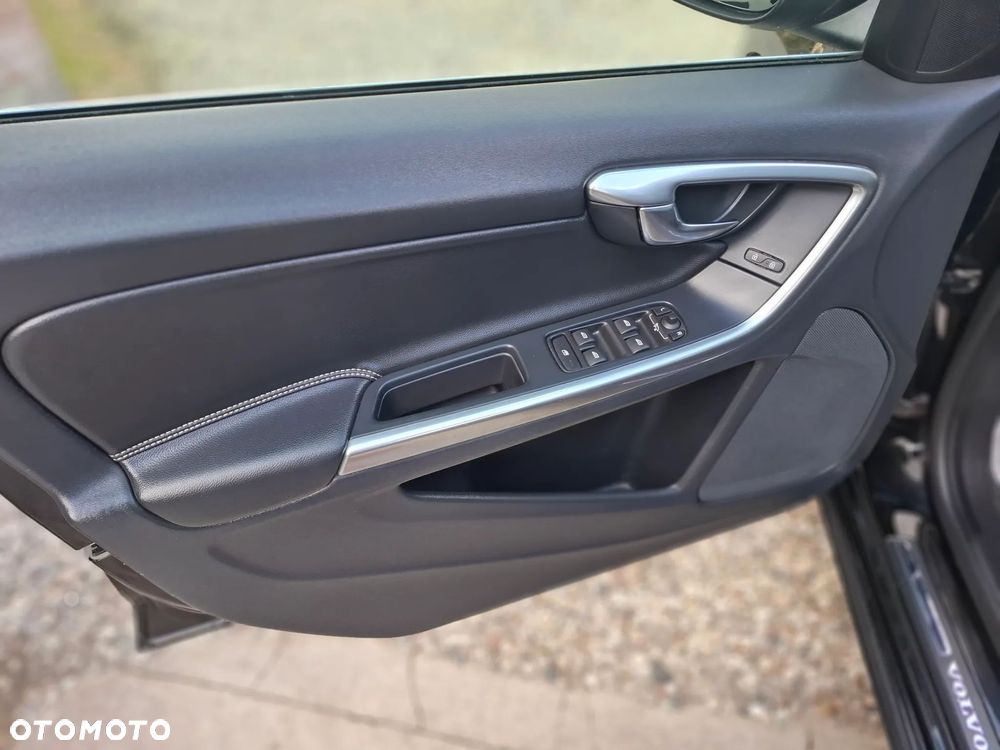 Volvo V60 D6 AWD Plug-in Hybrid R-Design Summum - 20