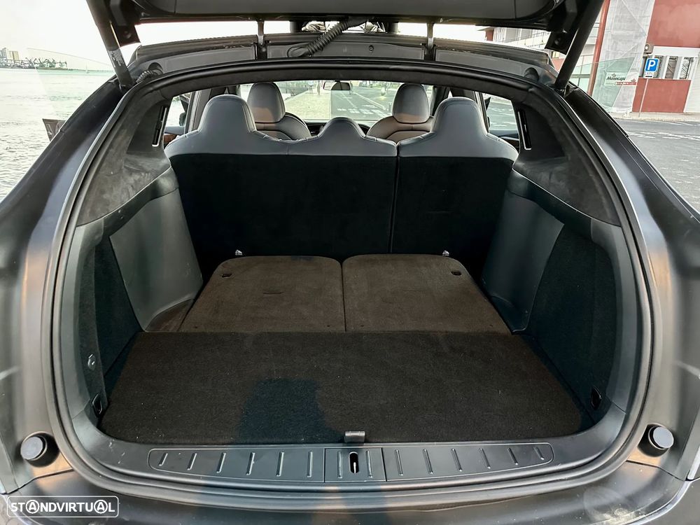 Tesla Model X - 21