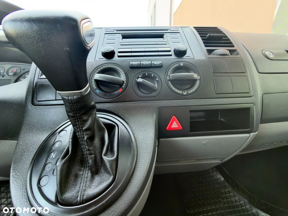 Volkswagen Caravelle - 36