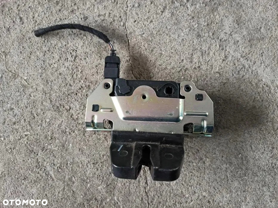 Zamek tylnej klapy bagażnika Opel Astra H III - 2