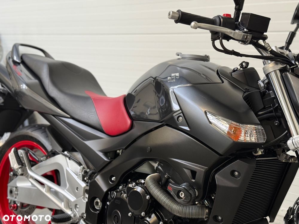 Suzuki GSR - 16