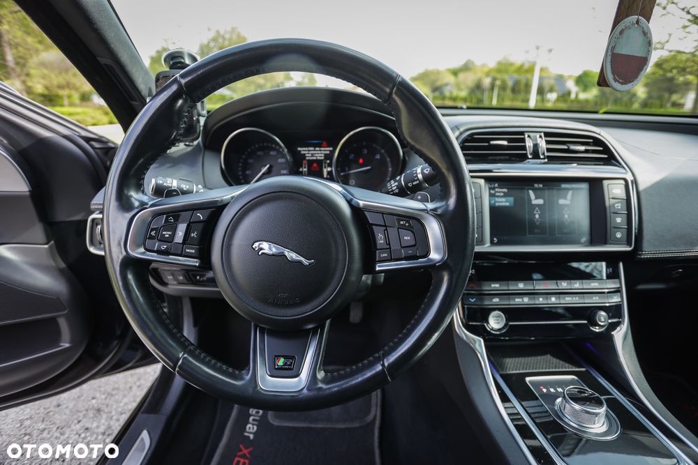 Jaguar XE 20d R-Sport - 30