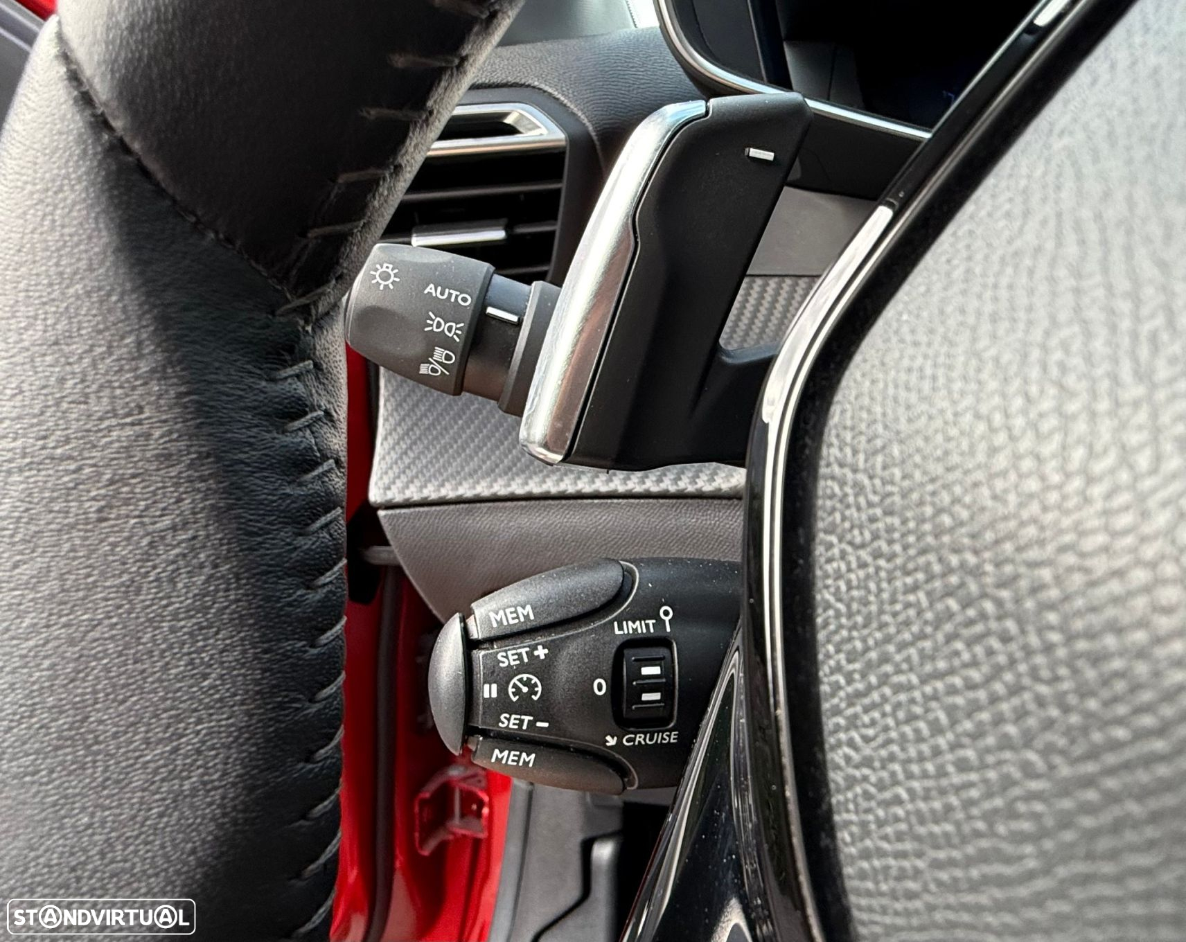 Peugeot 208 PureTech 100 EAT8 Allure - 13