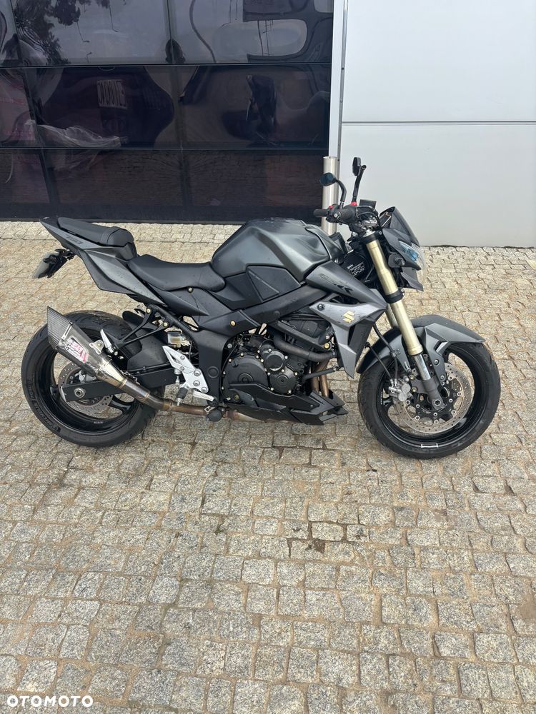 Suzuki GSR - 4