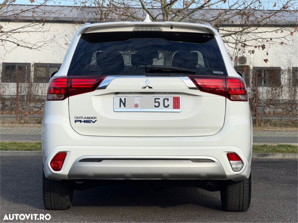 Mitsubishi Outlander 2.4 4WD Plug-In Hybrid - 9