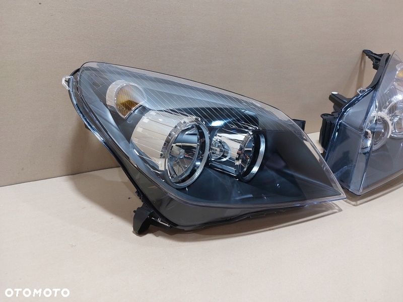 OPEL ASTRA H III 07-12 Reflektor lampa GTC CIEMNA - 4