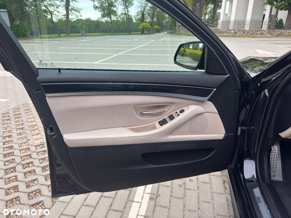 BMW Seria 5 525d xDrive - 15
