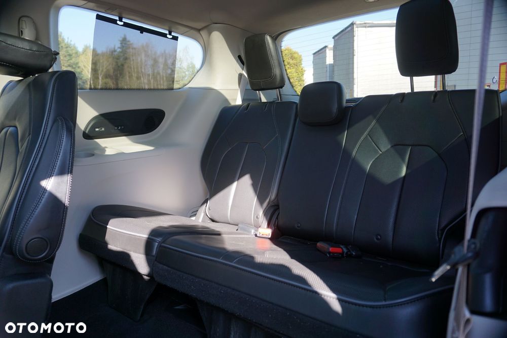 Chrysler Pacifica - 16