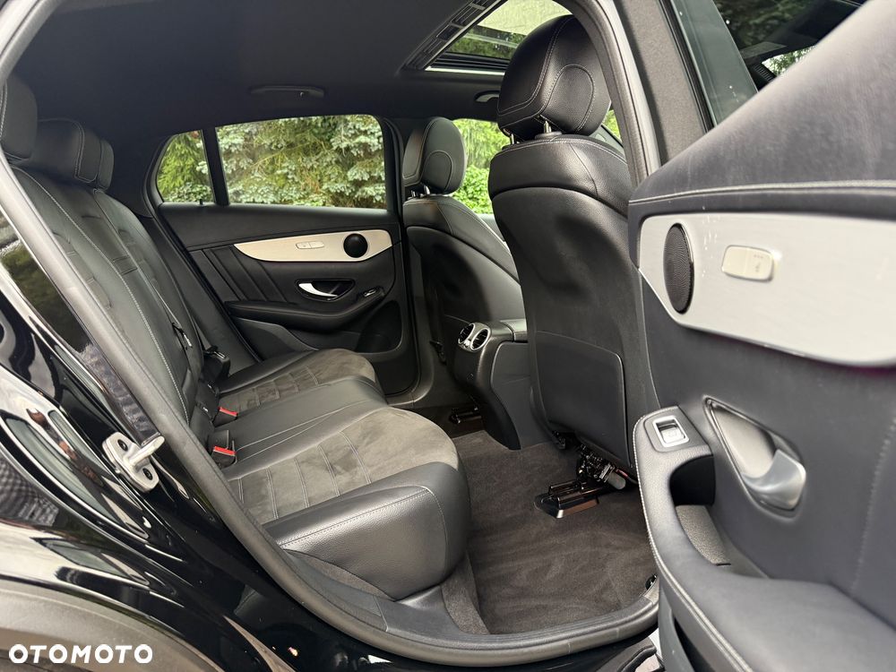 Mercedes-Benz GLC 300 4Matic 9G-TRONIC AMG Line Plus - 24