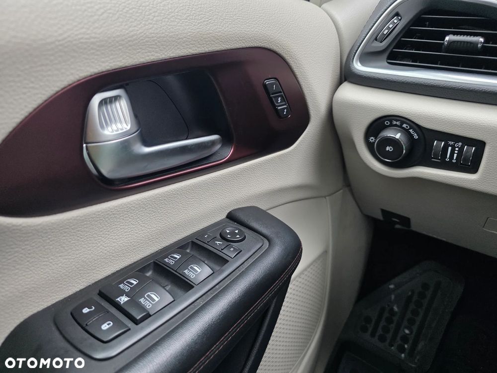 Chrysler Pacifica - 22