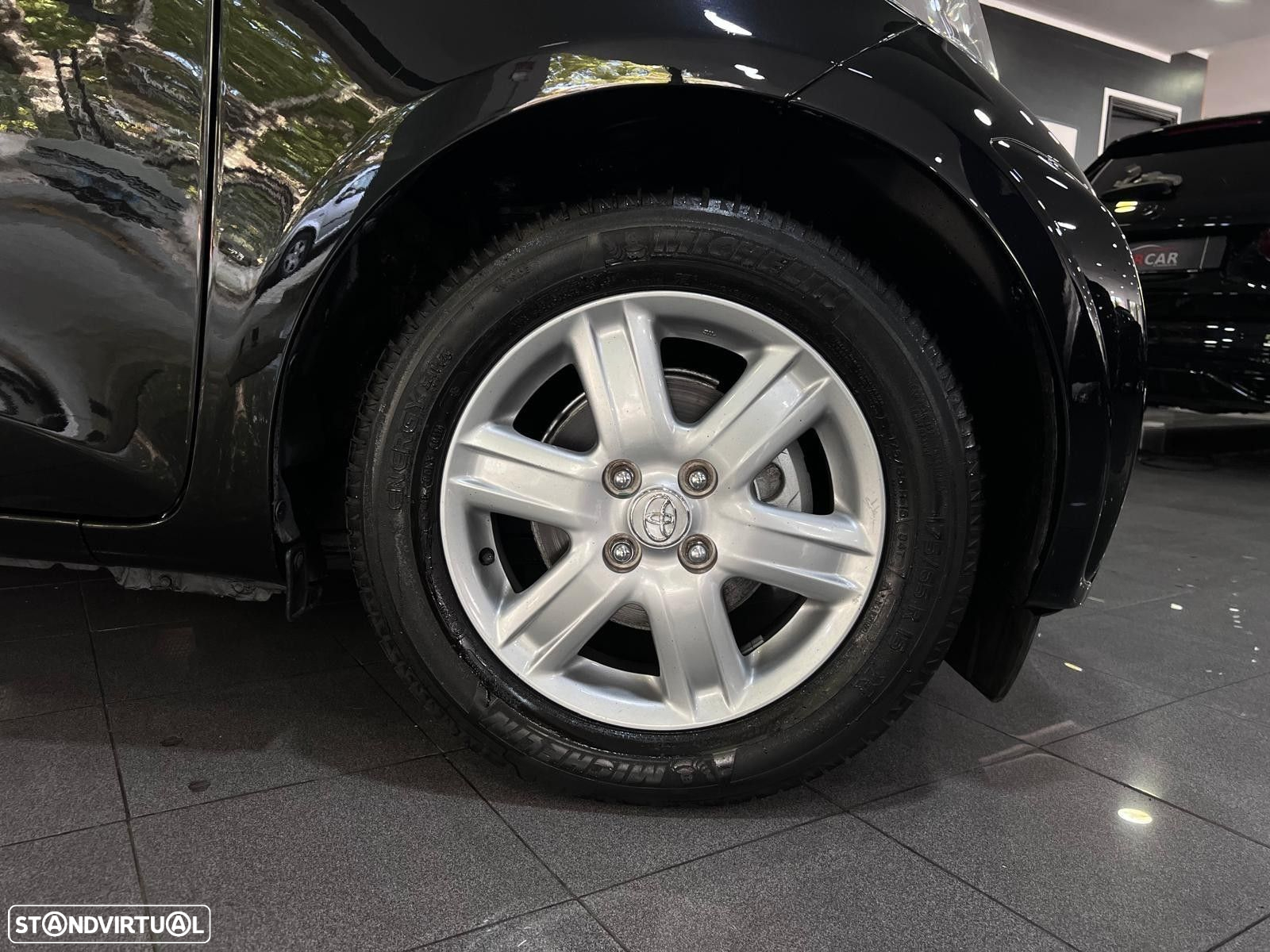 Toyota iQ 1.0 VVT-i - 28