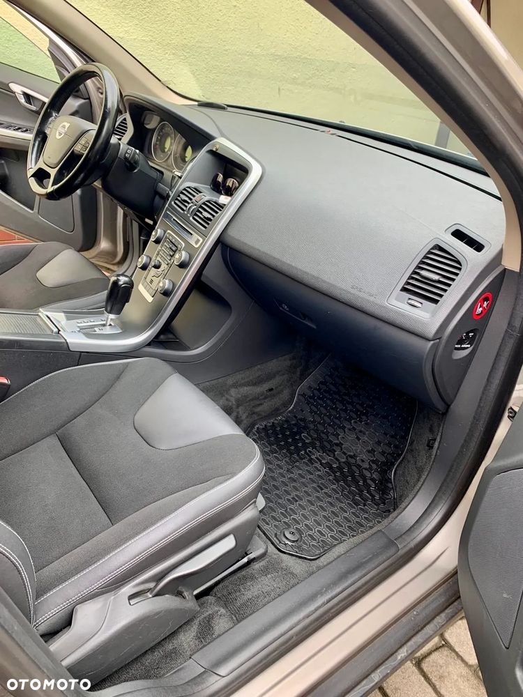 Volvo XC 60 2.4D AWD Momentum - 10