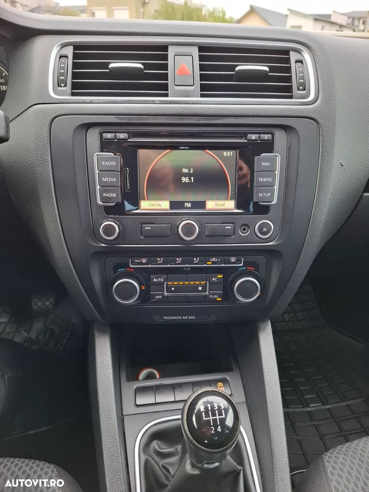 Volkswagen Jetta 1.6 TDI Blue Motion Technology Comfortline - 11