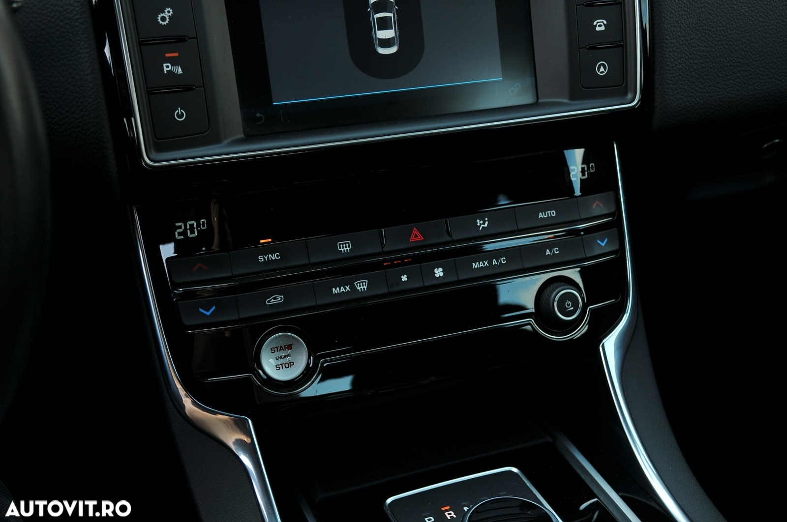 Jaguar XE 2.0 AWD R-Sport - 18