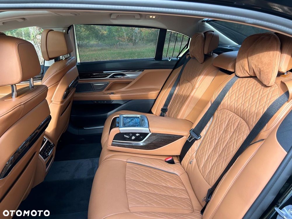 BMW Seria 7 750Li xDrive - 11