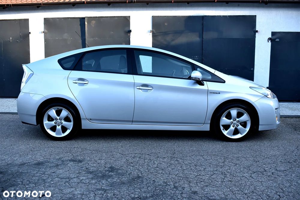 Toyota Prius (Hybrid) Executive - 3