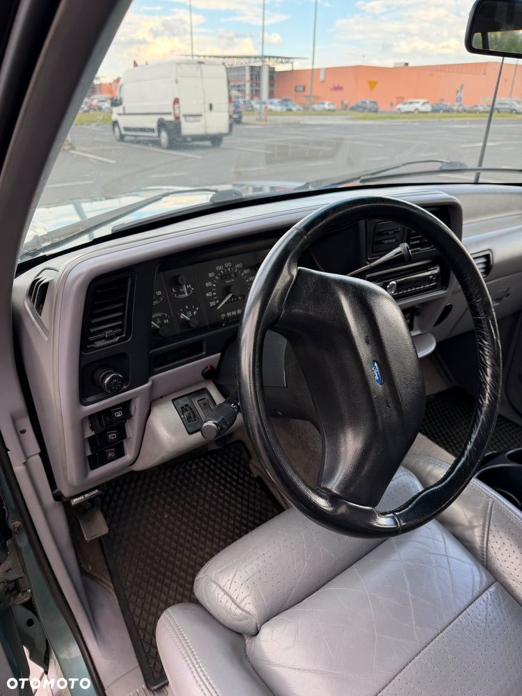 Ford Explorer Standard - 10