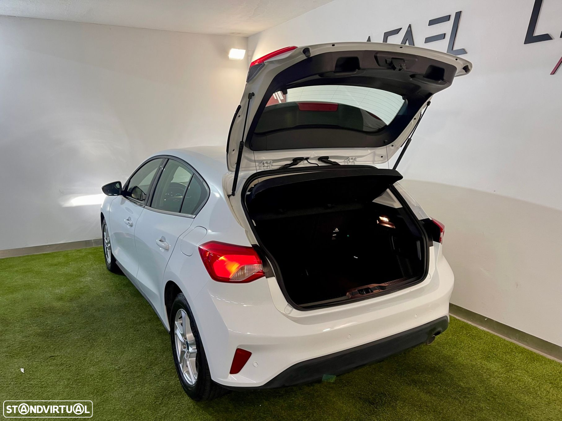Ford Focus 1.5 TDCi EcoBlue Connected - 25