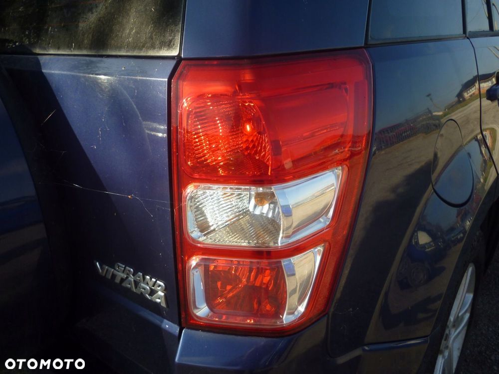 LAMPA PRAWY TYŁ SUZUKI GRAND VITARA II Z2U 06r. 5D - 1