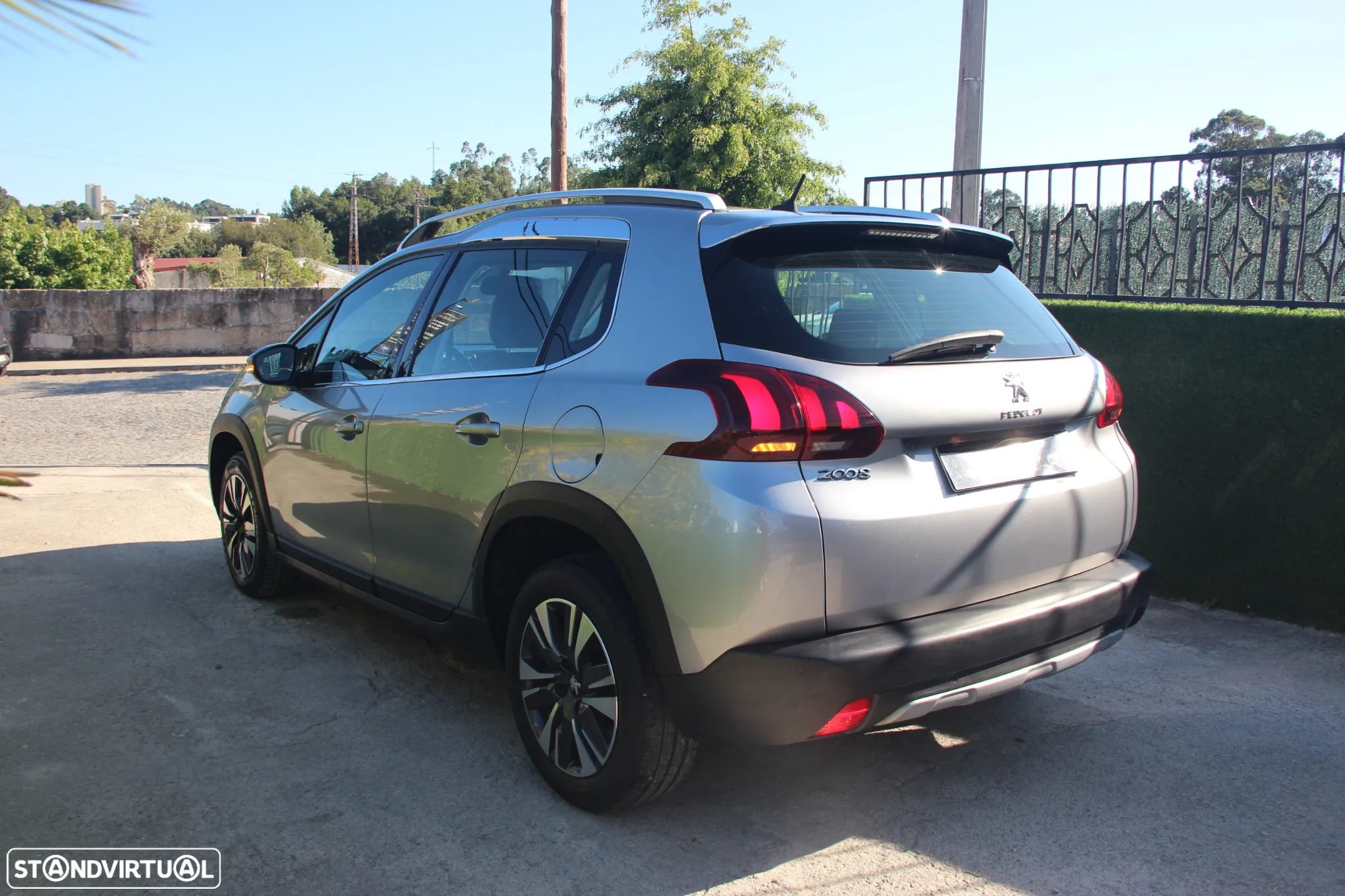 Peugeot 2008 1.2 PureTech Allure EAT6 - 4