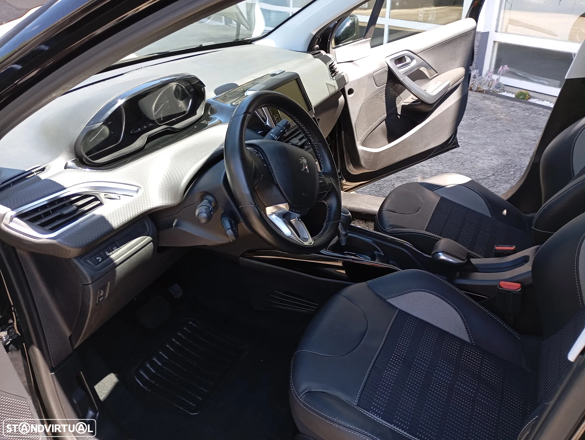 Peugeot 2008 1.2 PureTech Allure EAT6 - 4