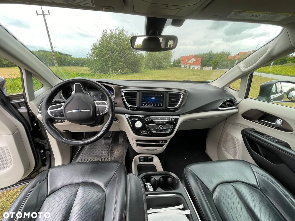 Chrysler Pacifica - 12