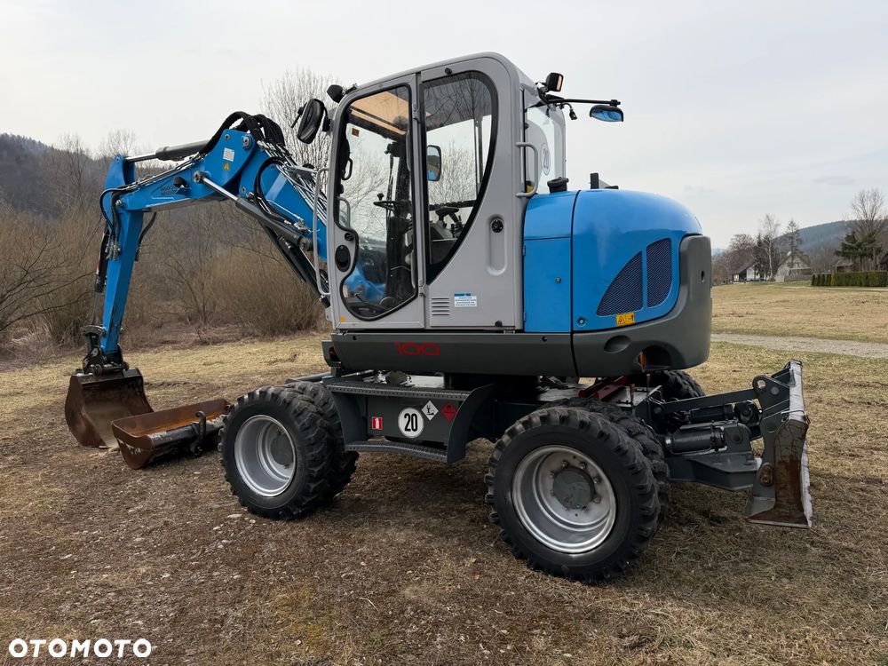Wacker Neuson EW100 Koparka Kołowa 11 ton. NISKI PRZEBIEG.  3x łamane Ramię. Klima. Pompa ON. 2 Łyżki. Dodatkowe 3 sekcje Hydrauliczne. z upadłośći Norweskiej. Maszyna Jak Nowa z salonu! 2799 mtg. PERKINS silnik 130km. STABILIZATORY Klima. DEKRA 2026r. Książka serwisowa. Szybkozłącze Hydr. Skrętne ramie. Ani deka luzów i wycieków. Pełny Oryginał. Nie picowana na sprzedaż. OKAZJA - 29
