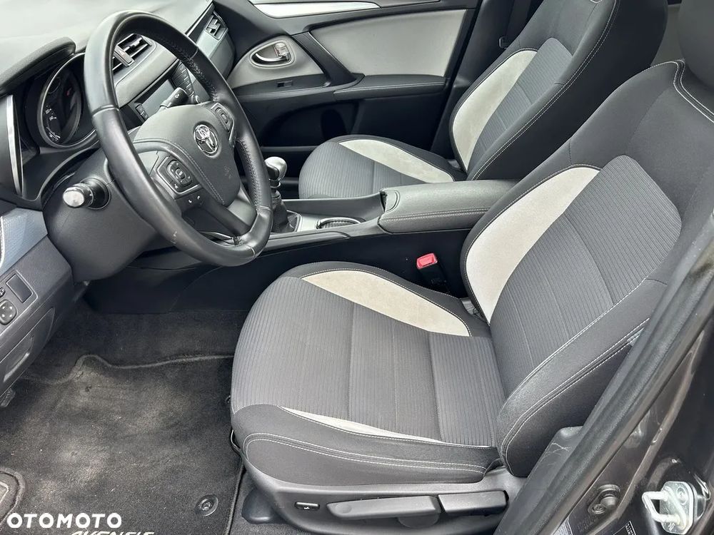 Toyota Avensis 1.8 Comfort - 6