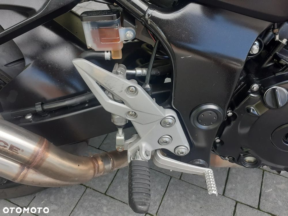 Suzuki GSR - 13