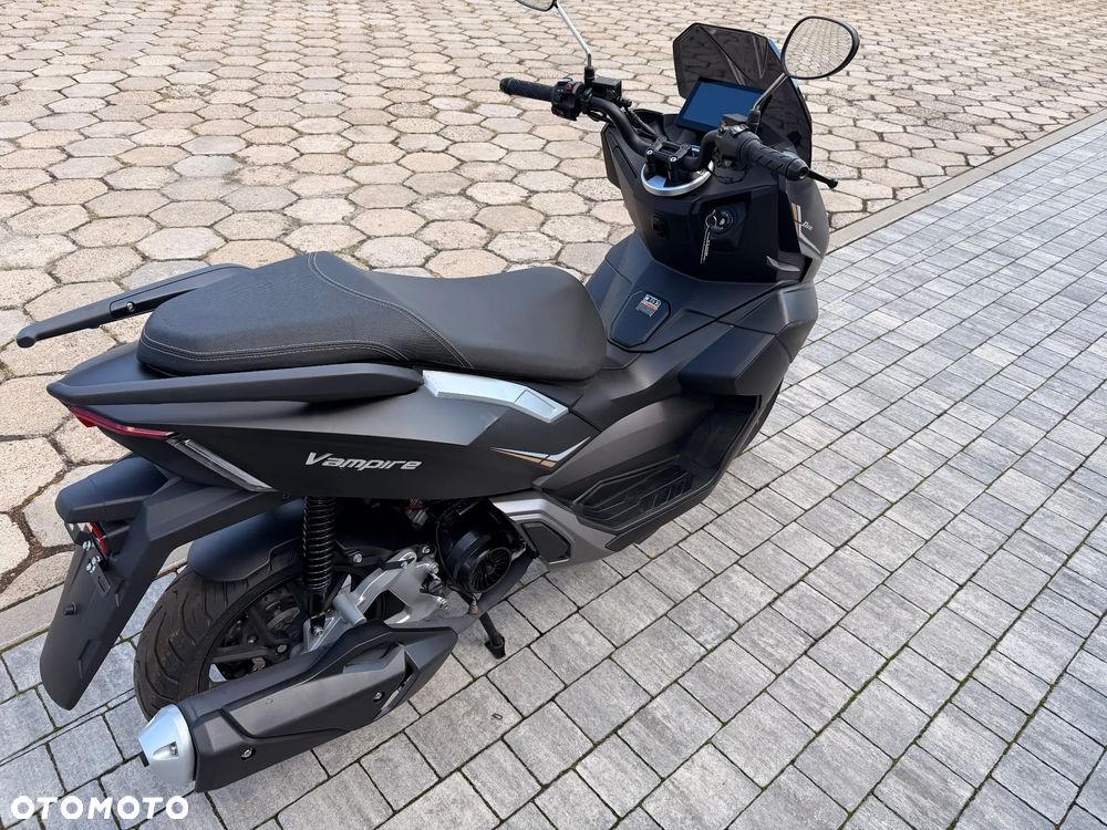 Yamaha NMAX - 4