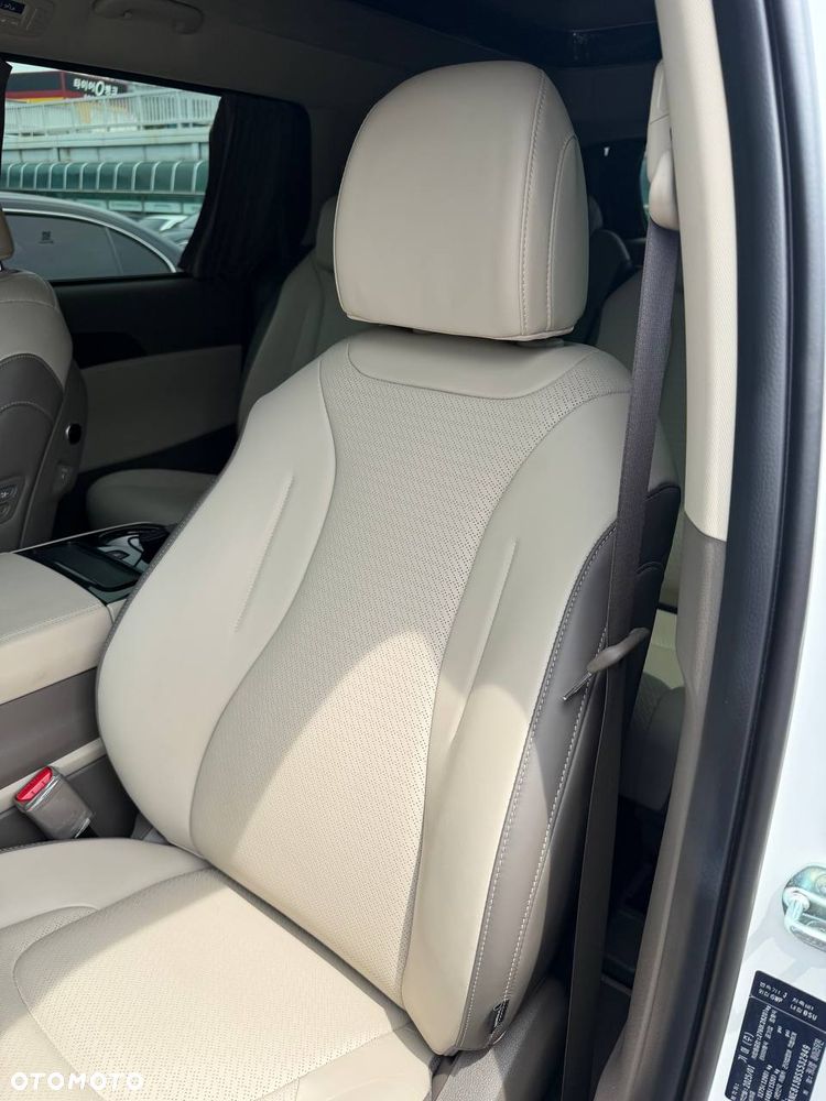Kia Carnival - 12