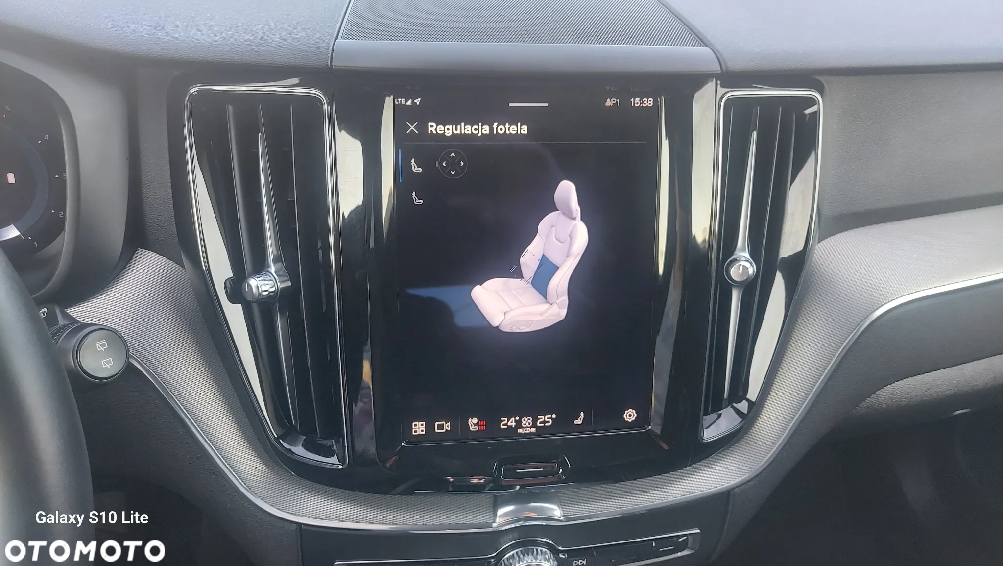 Volvo XC 60 B4 D AWD Plus Dark - 35
