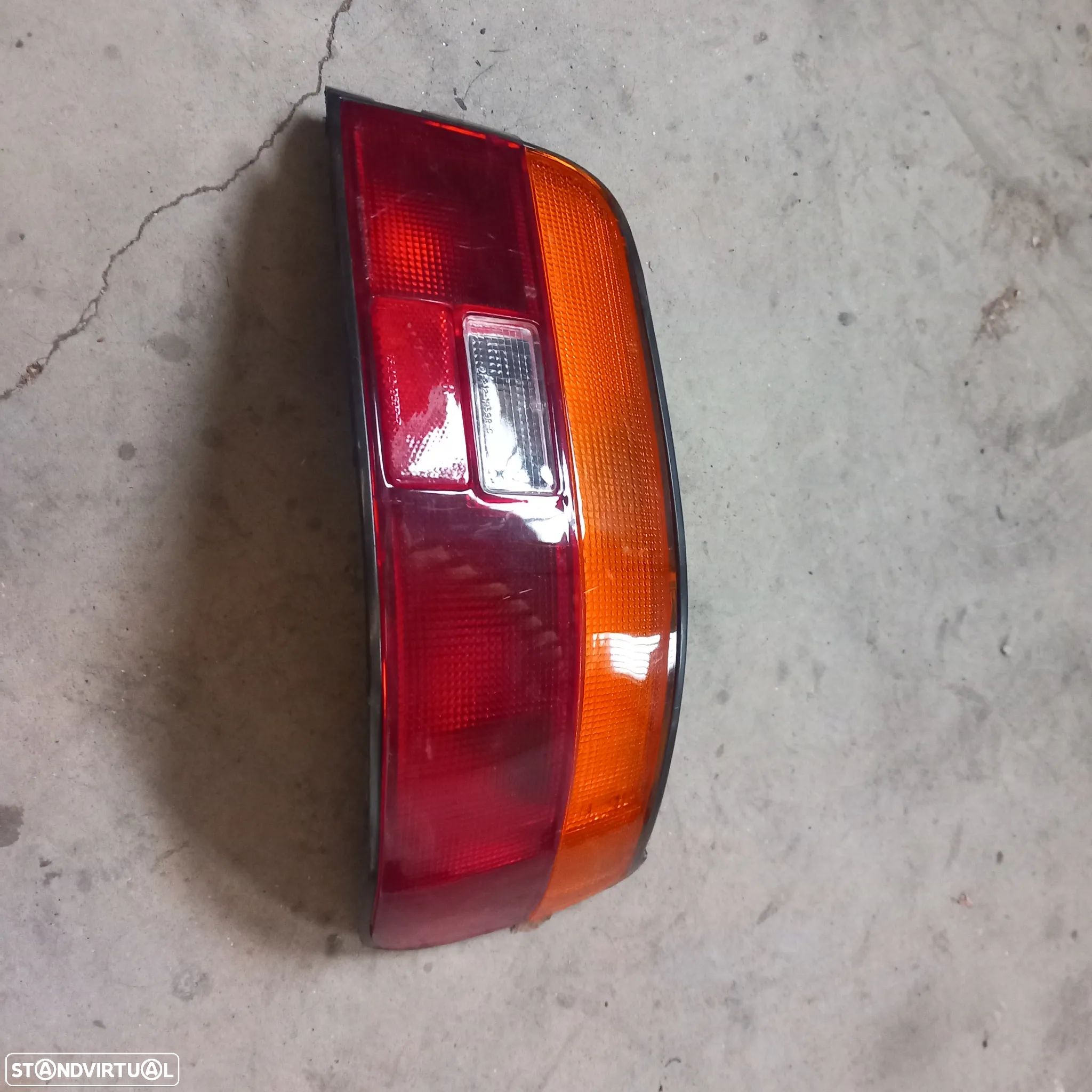 Farol traseiro lado passageiro toyota corolla starvan - 1