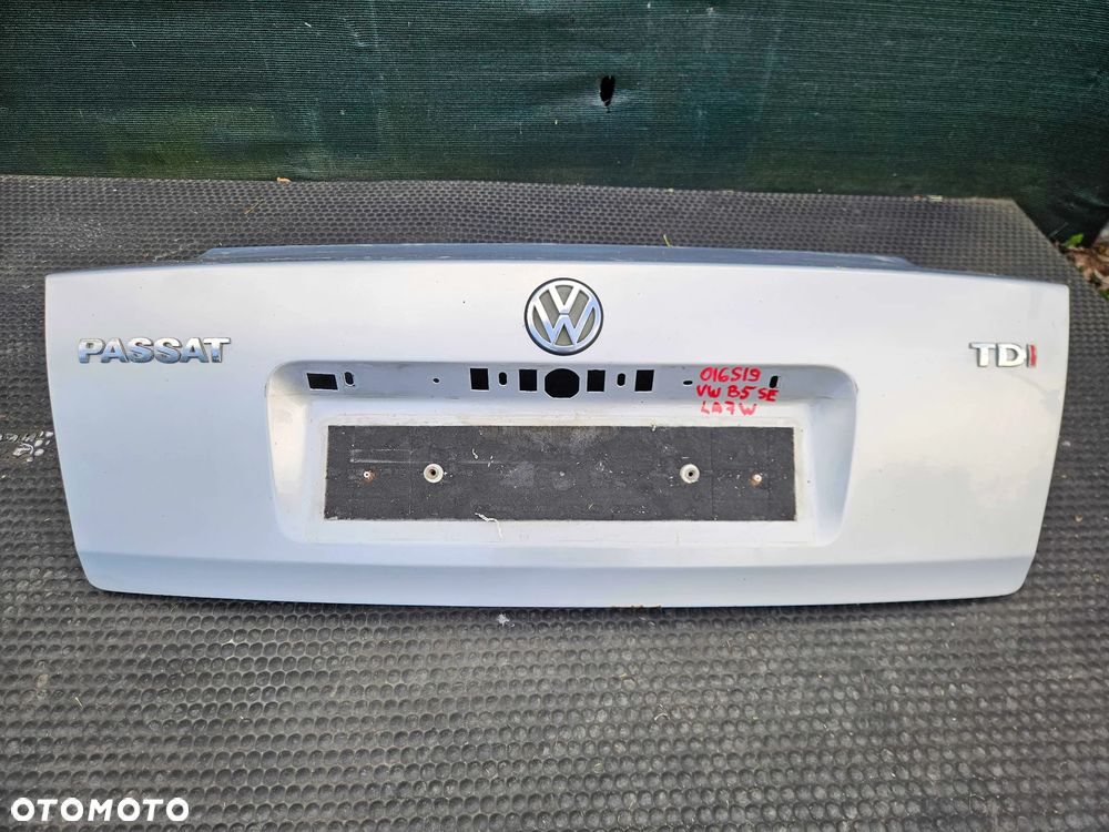 Klapa Pokrywa Bagażnika Tył Tylna Srebrna LA7W Znaczek Napis VW Passat B5 Sedan 97r - 2