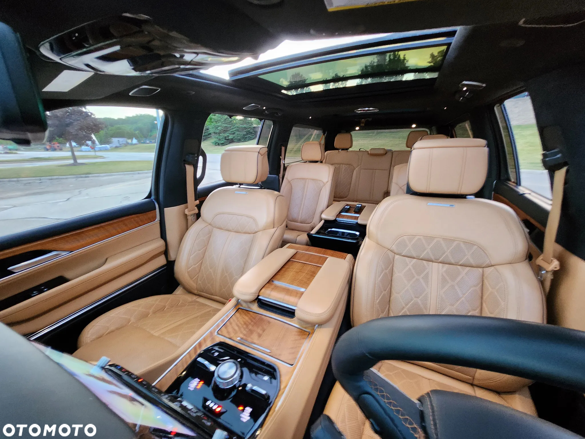 Jeep Grand Wagoneer - 22