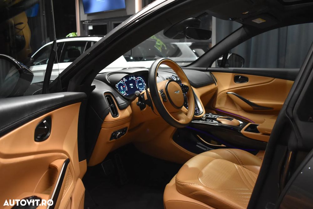 Aston Martin DBX - 5