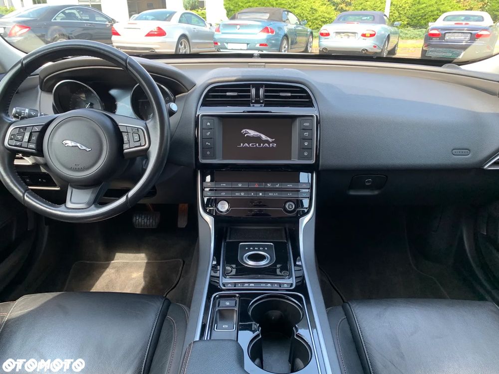 Jaguar XE 2.0 D Prestige - 23