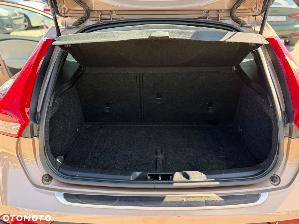 Volvo V40 D2 R Design - 10